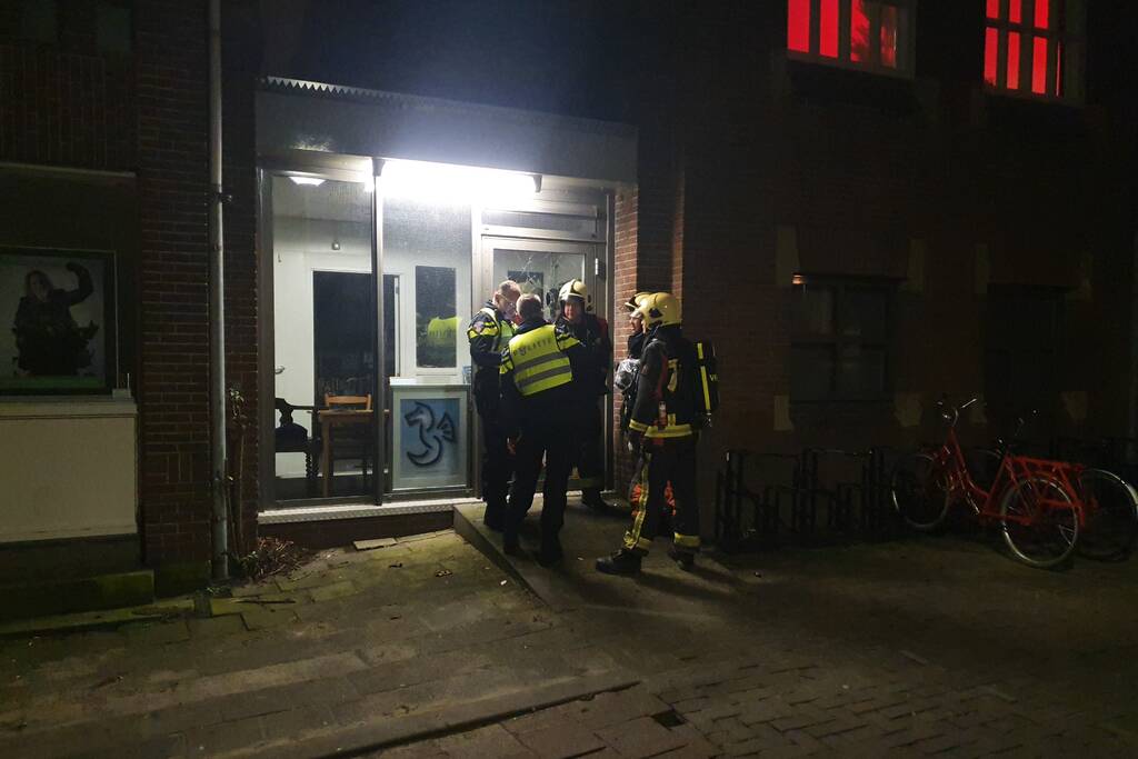 Jongeren vernielen ruit