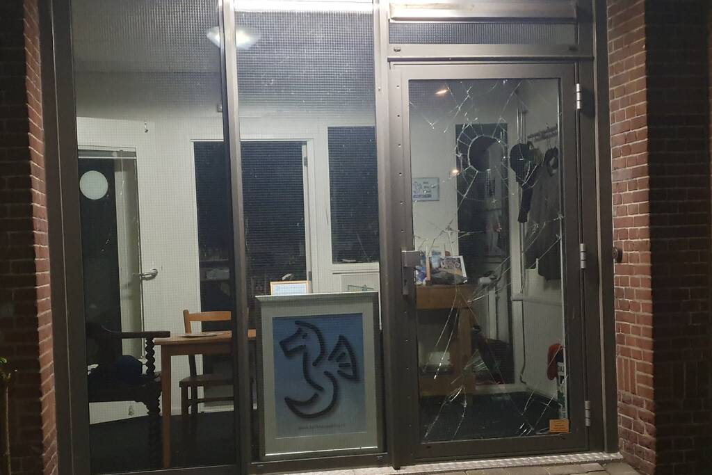 Jongeren vernielen ruit