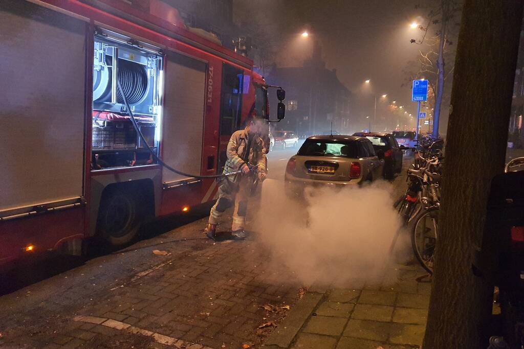 Auto bijna in brand door vuurwerk afval