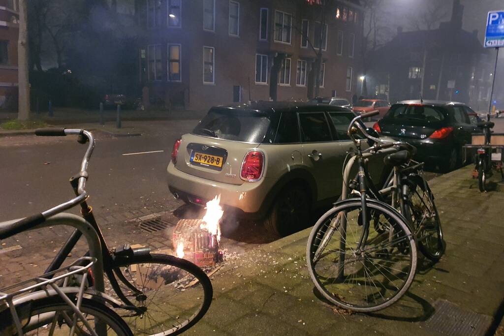 Auto bijna in brand door vuurwerk afval