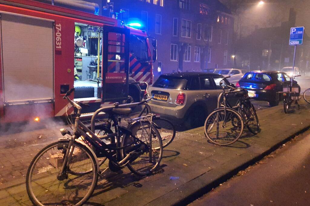 Auto bijna in brand door vuurwerk afval