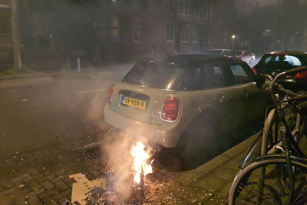 Auto bijna in brand door vuurwerk afval