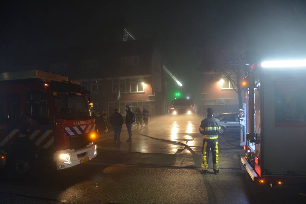 Brandweer blust brand op dak van woning