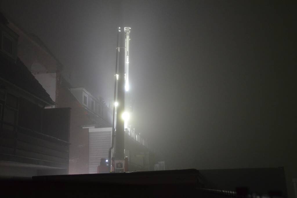 Brandweer blust brand op dak van woning