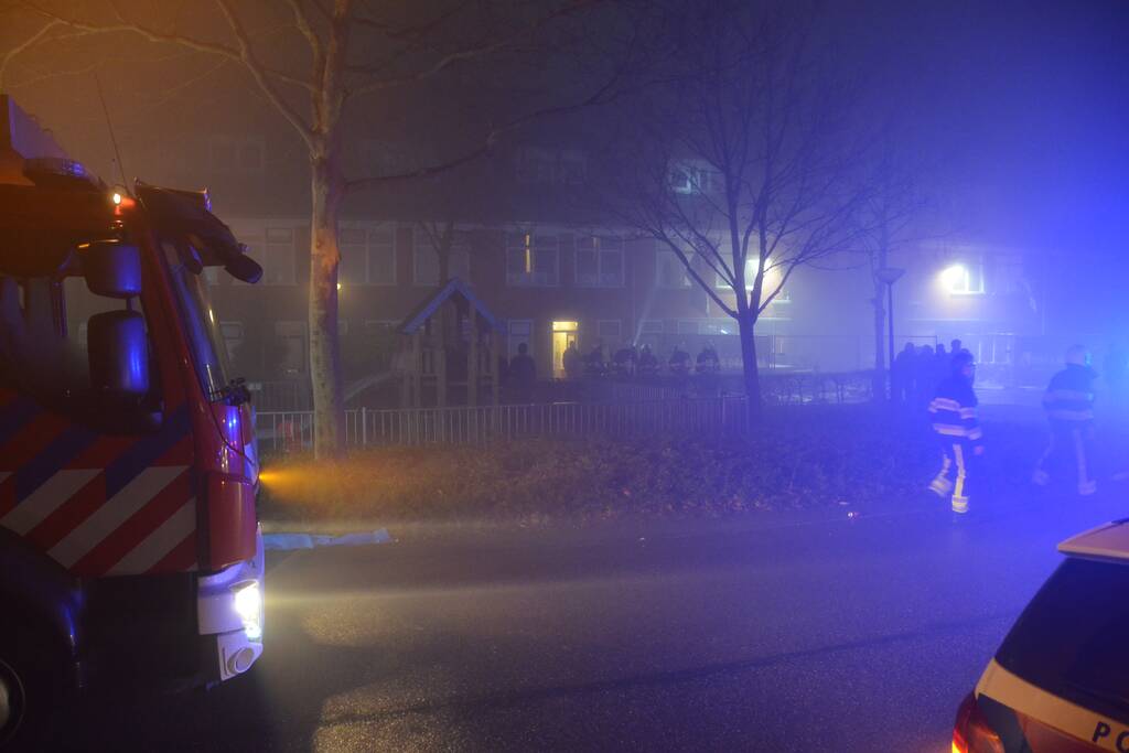 Brandweer blust brand op dak van woning