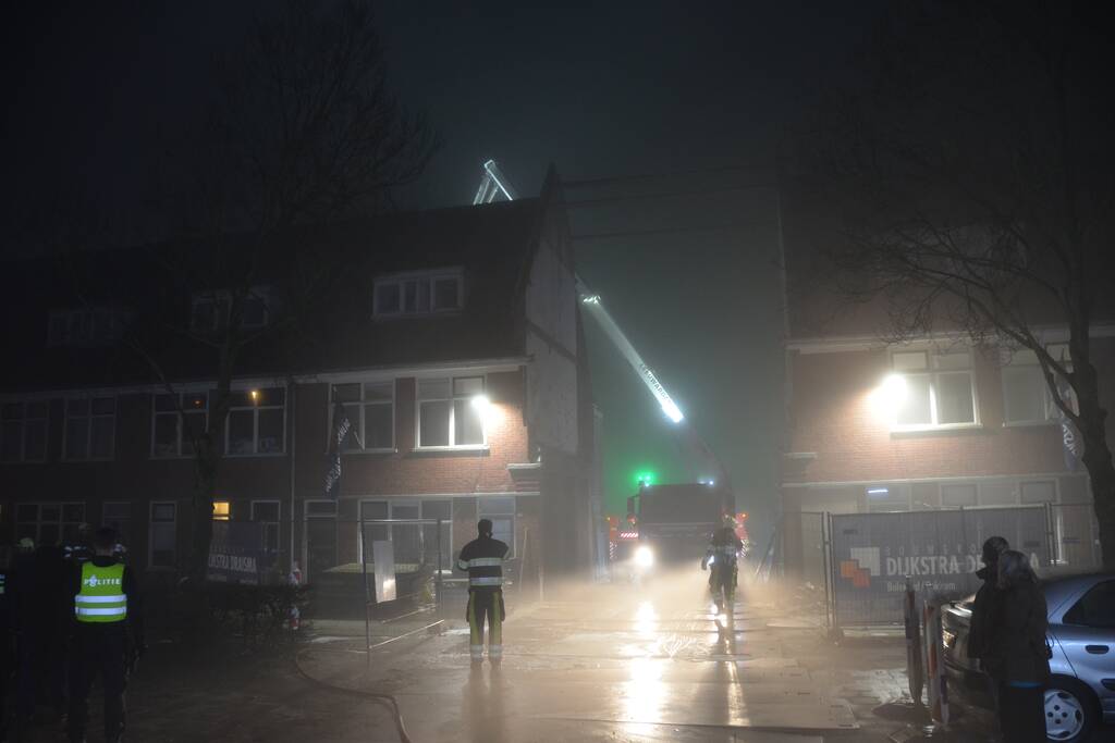 Brandweer blust brand op dak van woning