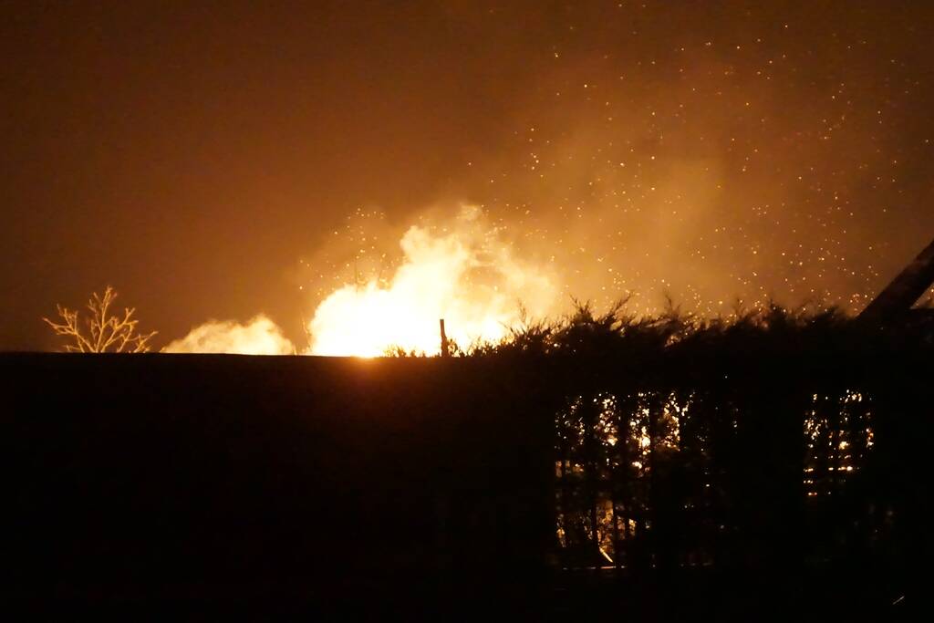 Vrijstaande loods verwoest door brand