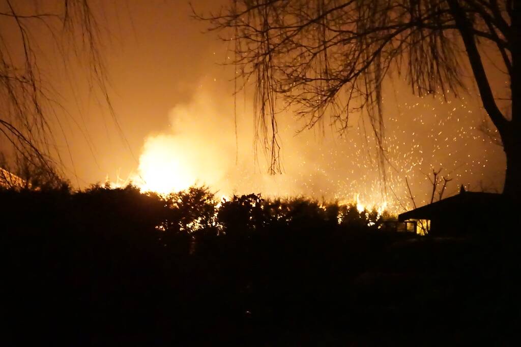 Vrijstaande loods verwoest door brand