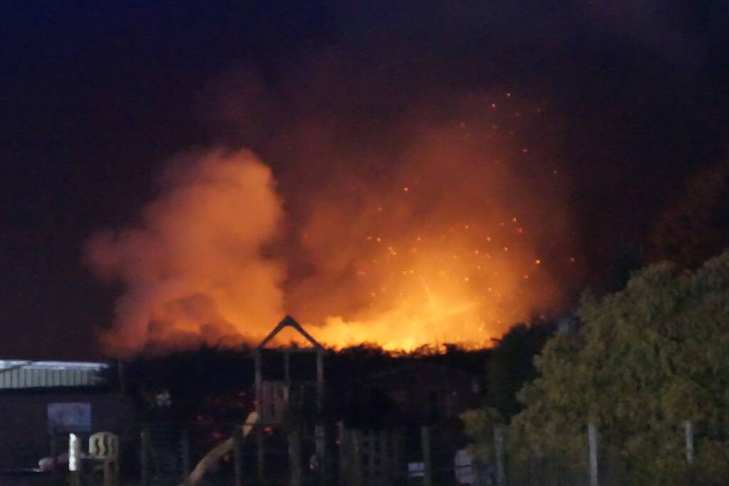 Vrijstaande loods verwoest door brand