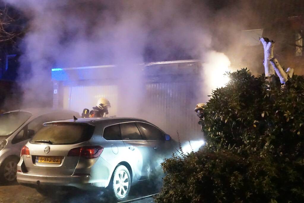 Autobrand slaat over naar garage