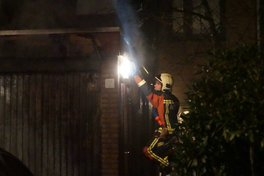 Autobrand slaat over naar garage