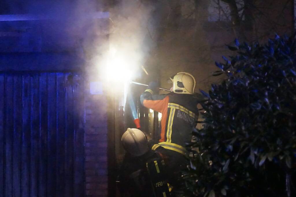 Autobrand slaat over naar garage