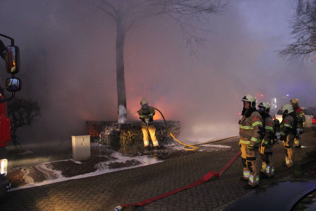 Auto brandt volledig uit