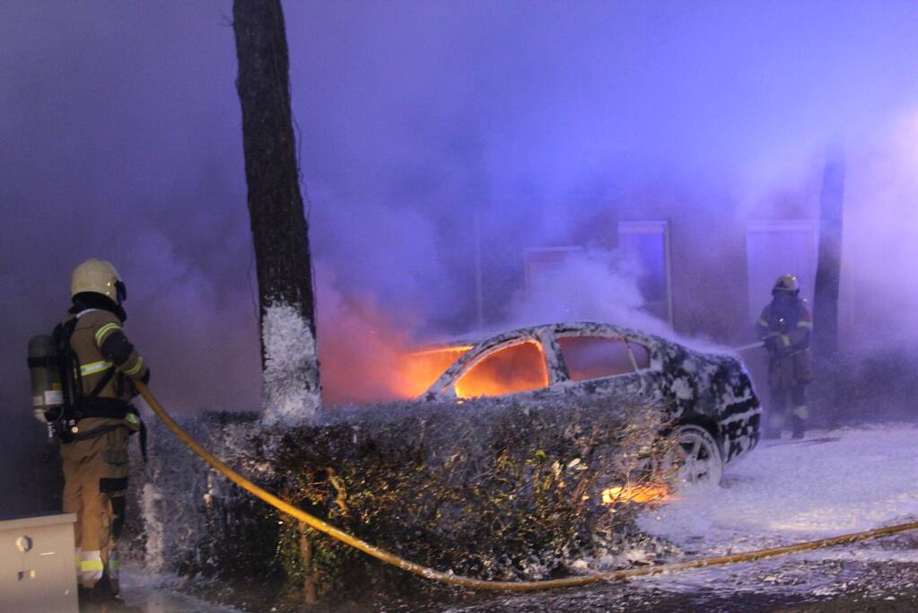 Auto brandt volledig uit