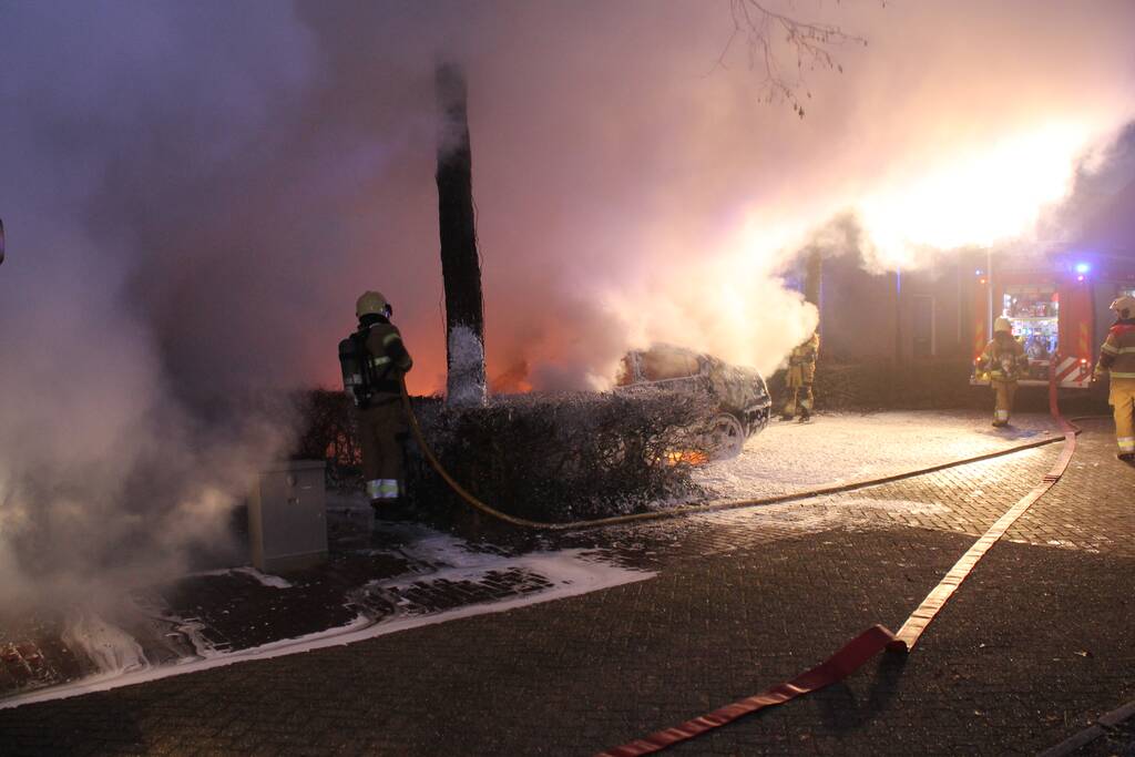 Auto brandt volledig uit