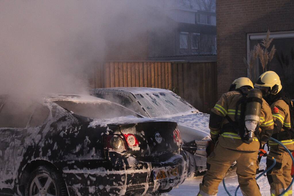 Auto brandt volledig uit