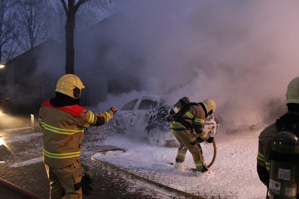 Auto brandt volledig uit
