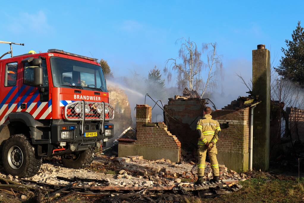 Brandweer blust afgebrande boerderij na