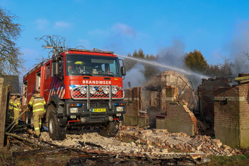 Brandweer blust afgebrande boerderij na