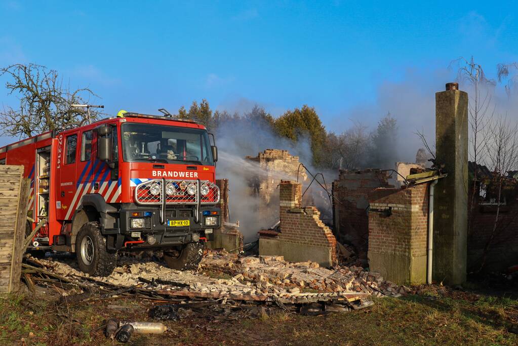 Brandweer blust afgebrande boerderij na