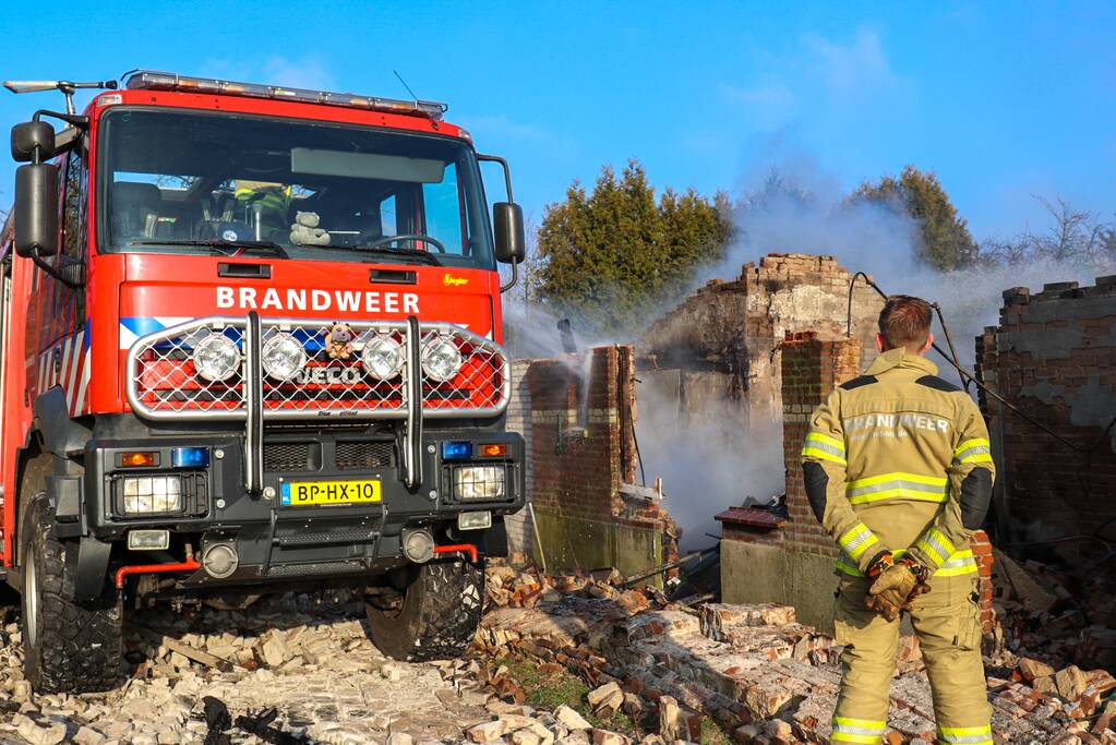 Brandweer blust afgebrande boerderij na