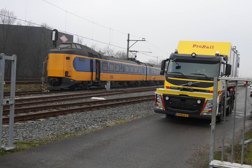 Trein rijdt dwars door stootblok heen