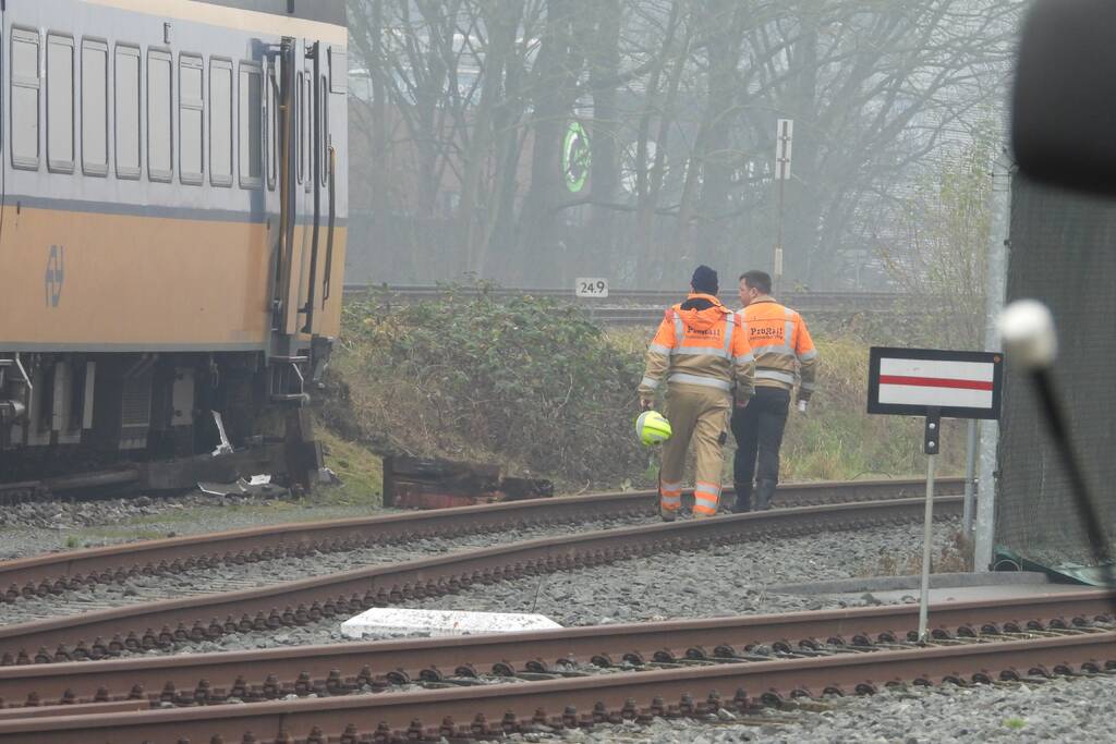 Trein rijdt dwars door stootblok heen