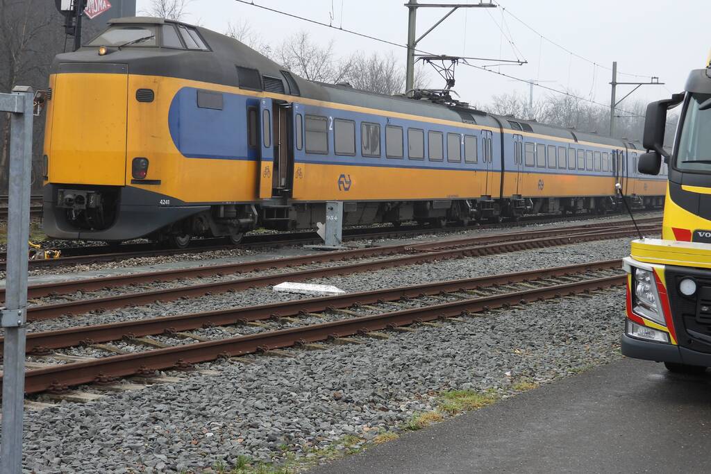 Trein rijdt dwars door stootblok heen