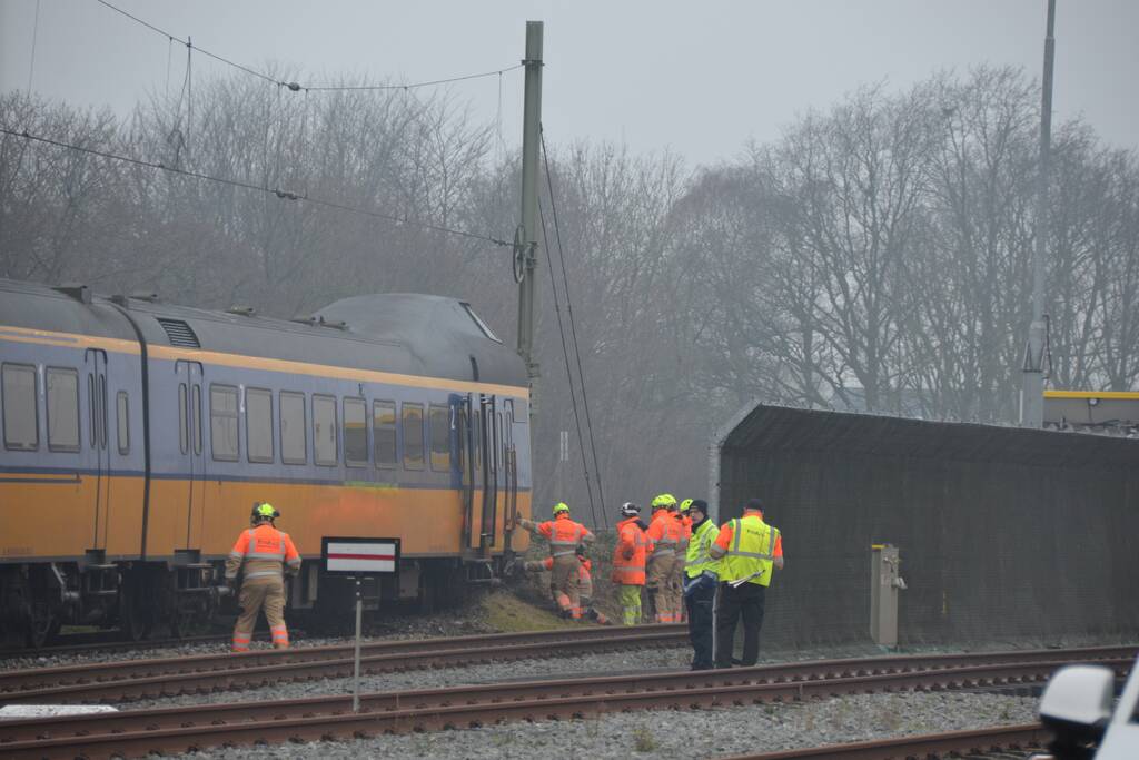 Trein rijdt dwars door stootblok heen