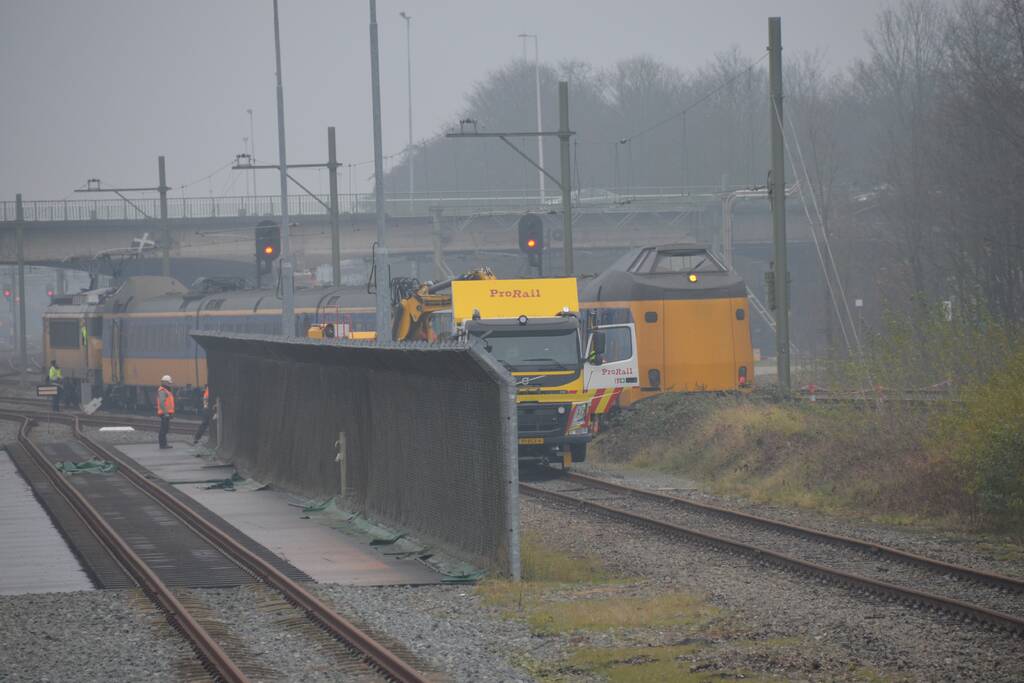 Trein rijdt dwars door stootblok heen