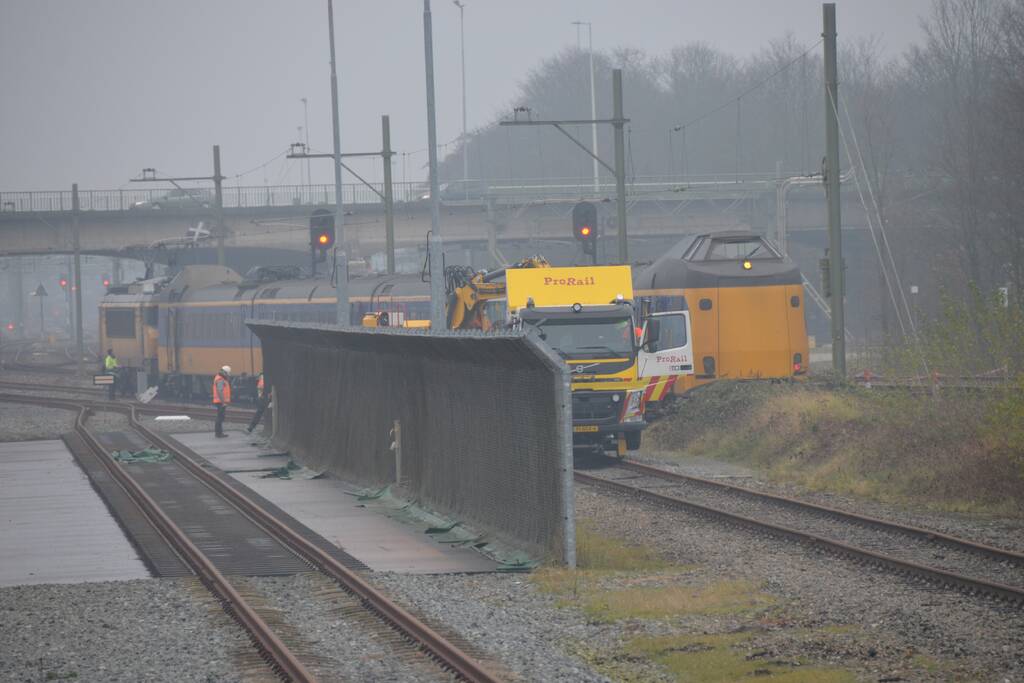 Trein rijdt dwars door stootblok heen