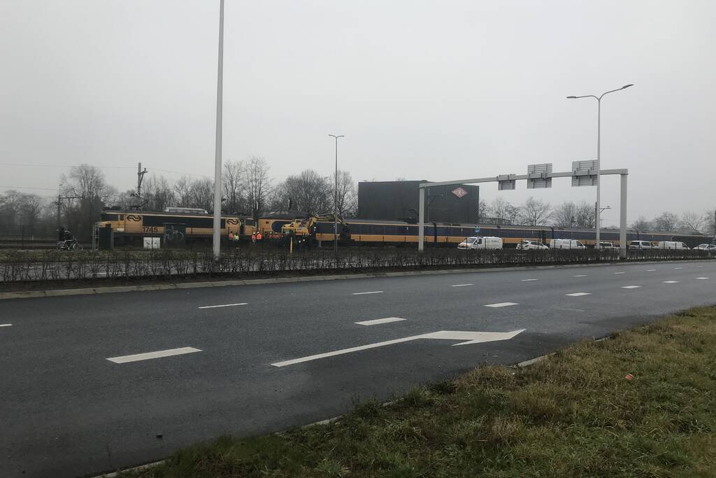 Trein rijdt dwars door stootblok heen