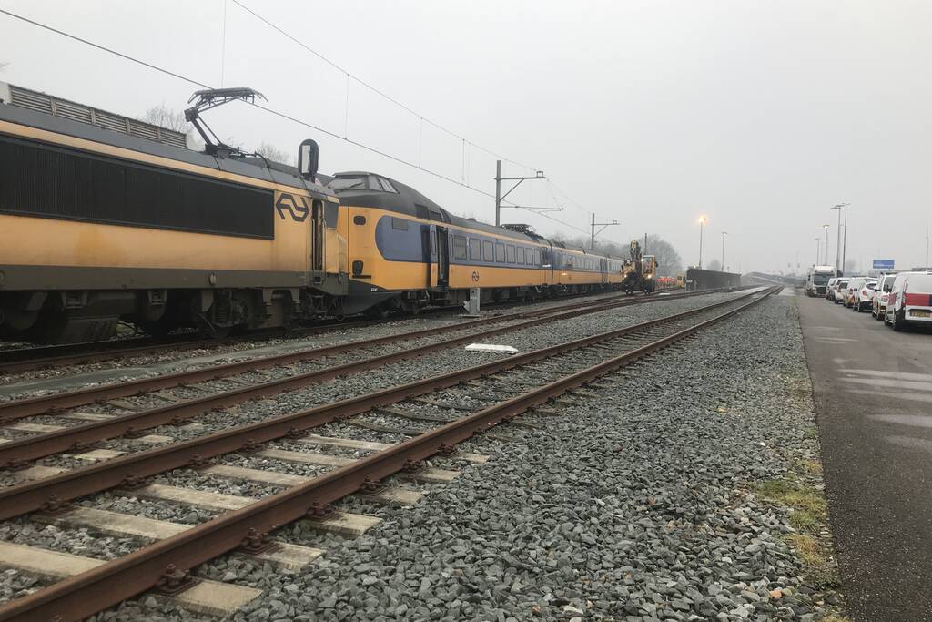 Trein rijdt dwars door stootblok heen