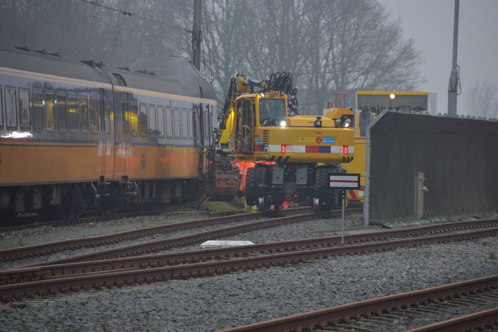 Trein rijdt dwars door stootblok heen