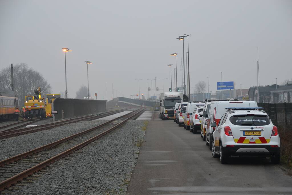 Trein rijdt dwars door stootblok heen