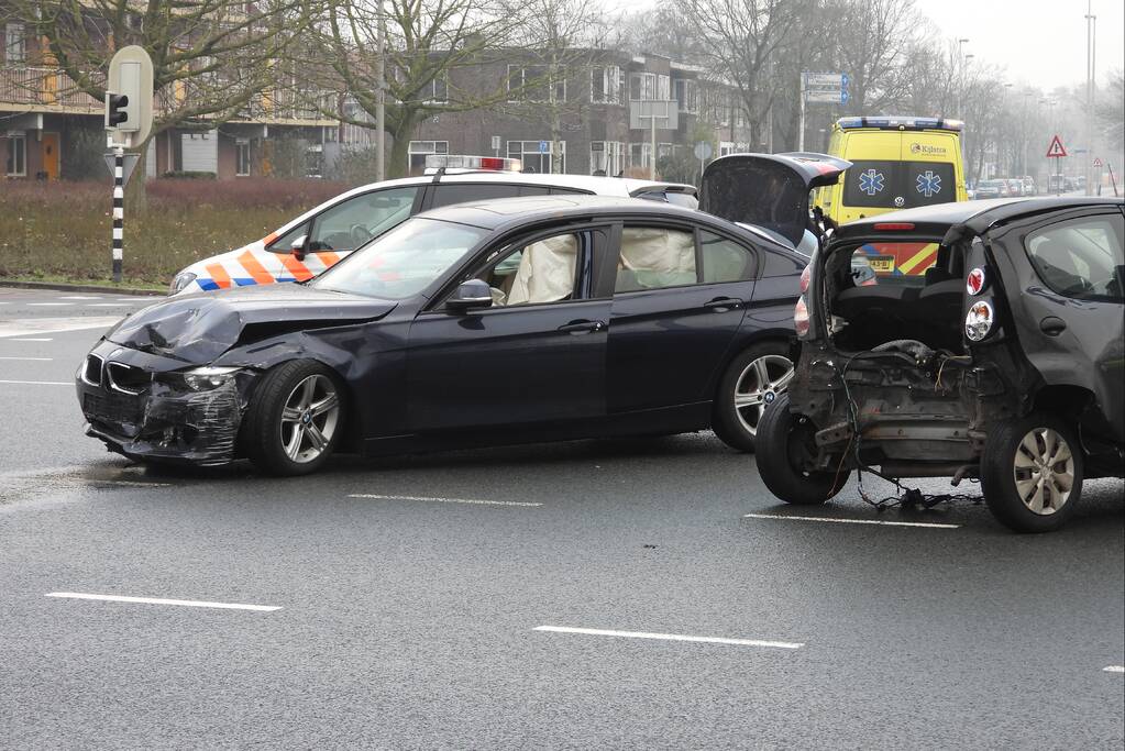 Auto gaat spinnen na botsing op kruispunt