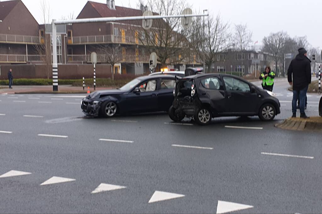 Auto gaat spinnen na botsing op kruispunt
