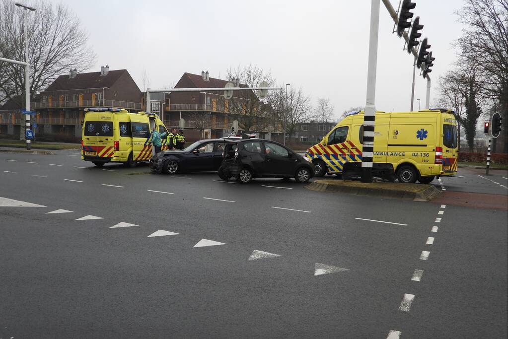 Auto gaat spinnen na botsing op kruispunt