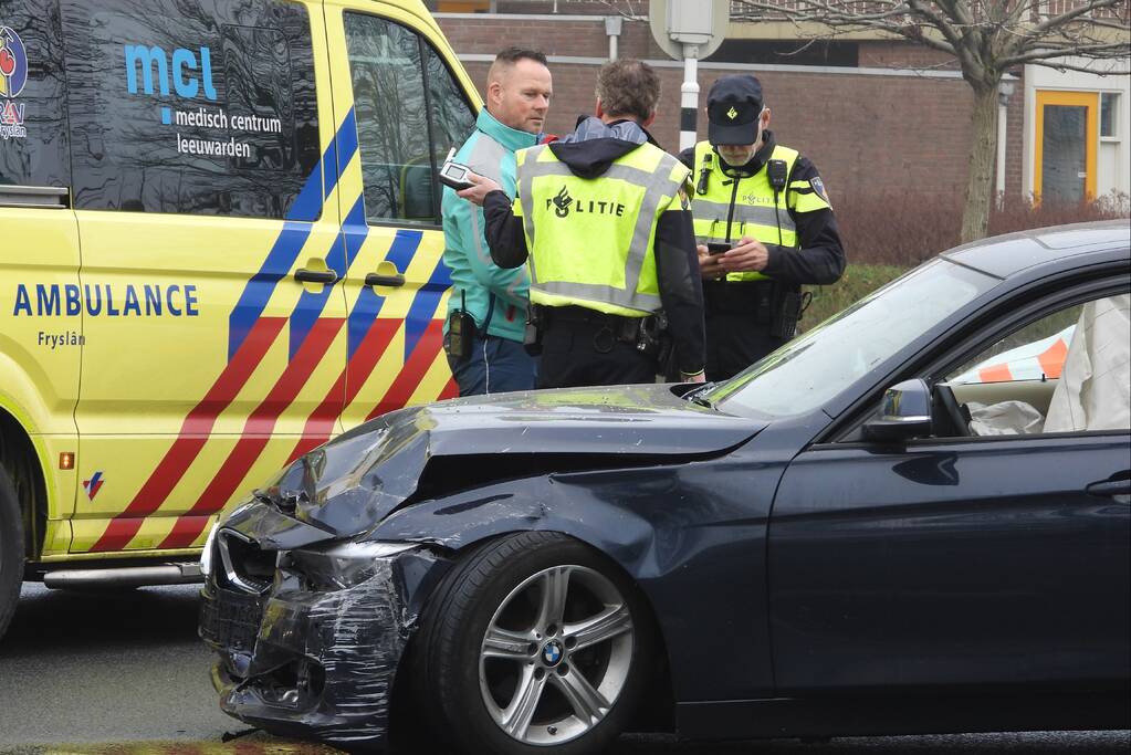 Auto gaat spinnen na botsing op kruispunt