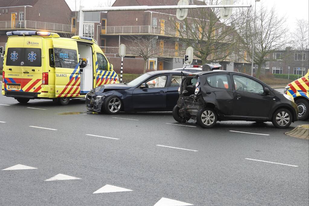 Auto gaat spinnen na botsing op kruispunt