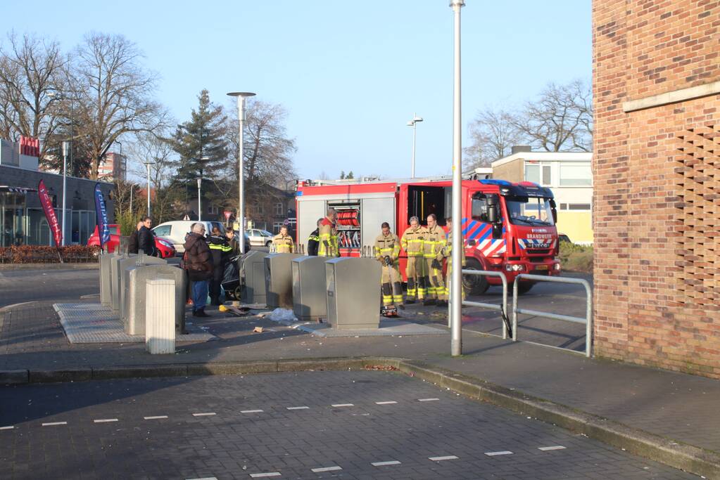Brandje naast afvalcontainers