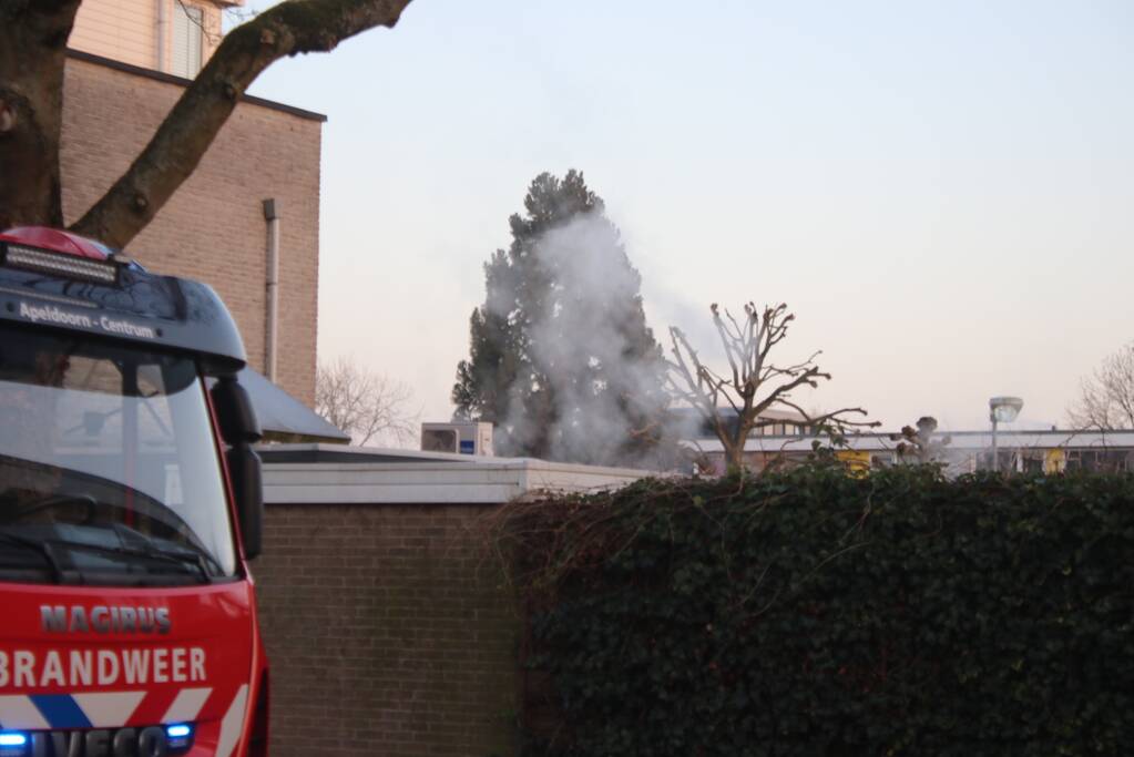 Brandweer blust afvalcontainer in tuin
