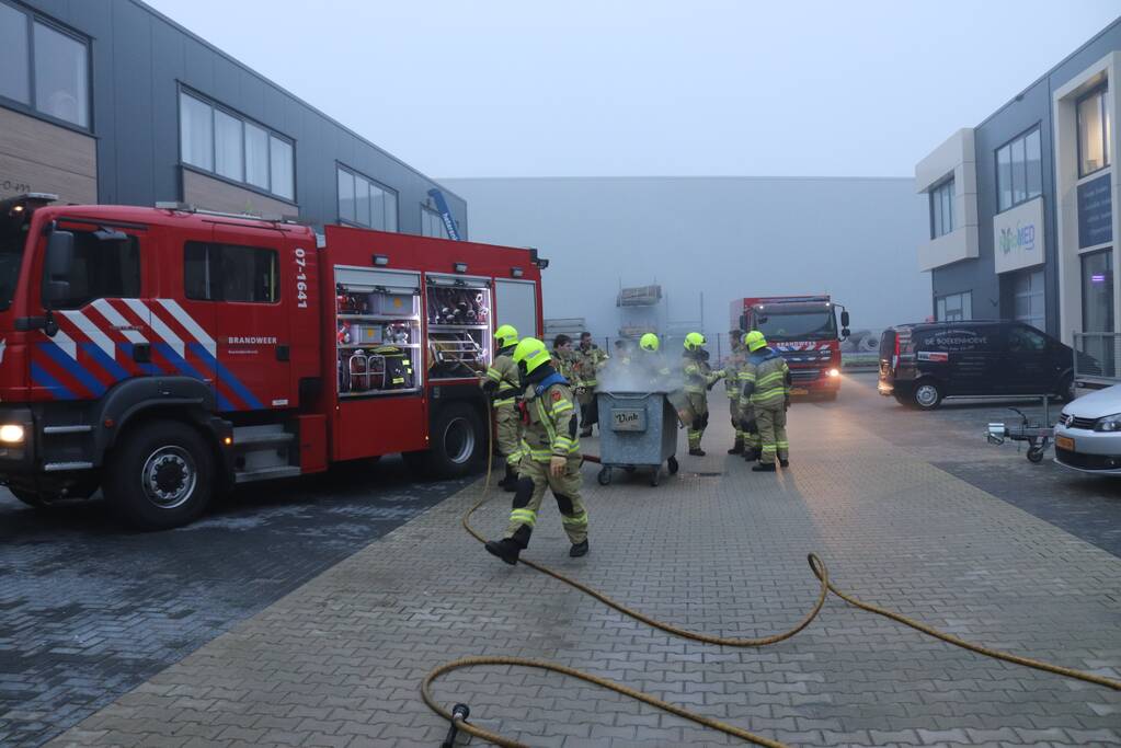 Afvalcontainer vat vlam