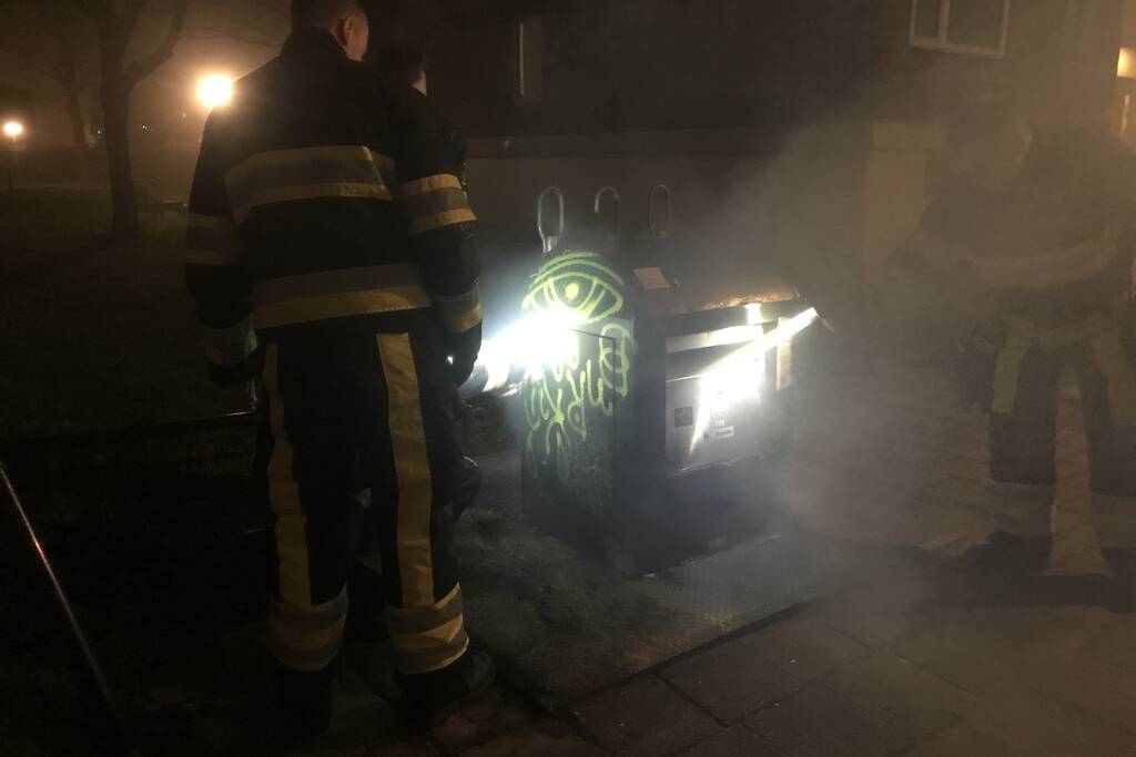 Brand in papiercontainer door vuurwerk