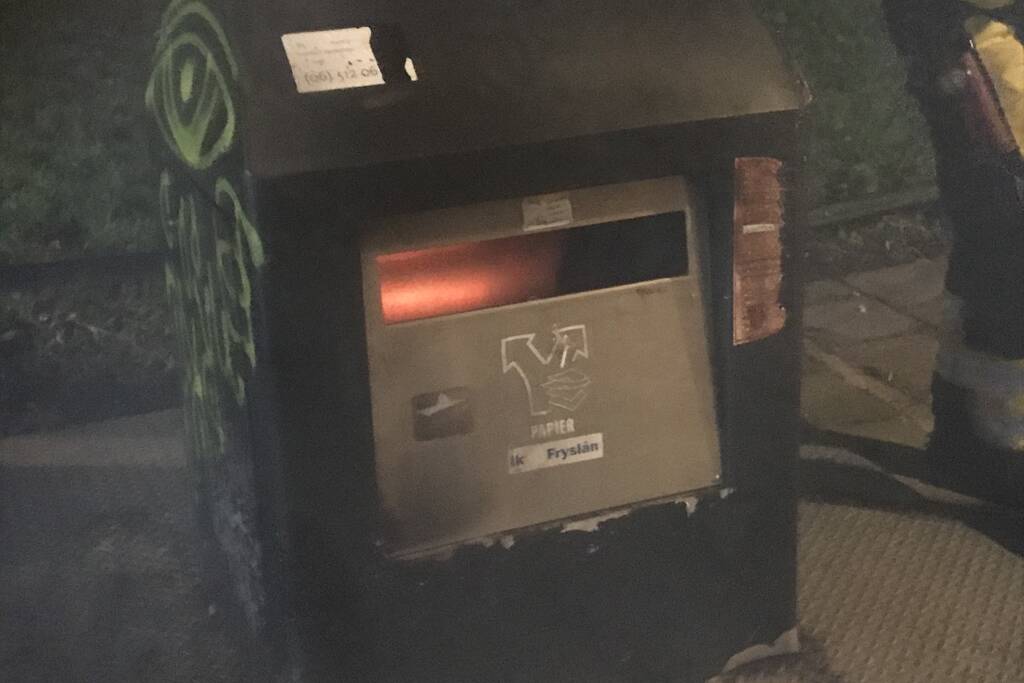 Brand in papiercontainer door vuurwerk