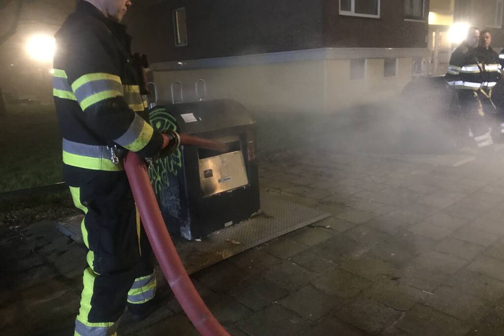 Brand in papiercontainer door vuurwerk