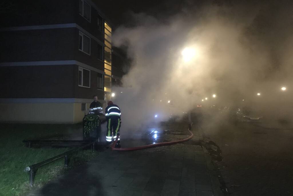 Brand in papiercontainer door vuurwerk