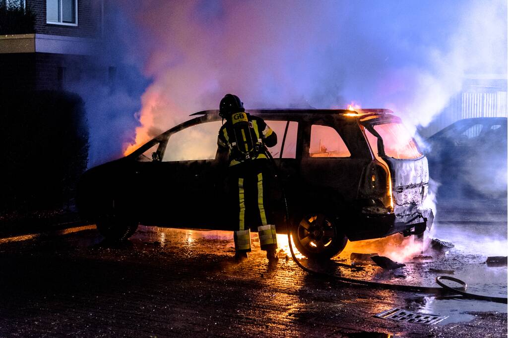 Auto verwoest na brandstichting