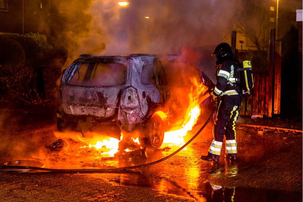 Auto verwoest na brandstichting