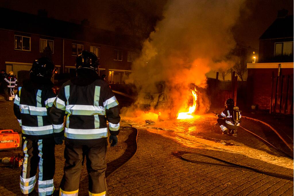 Auto verwoest na brandstichting
